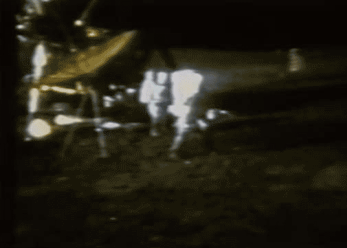 실제 달에서 셰퍼드가 골프 치는 장면 . 출처 : NASA영상 갈무리